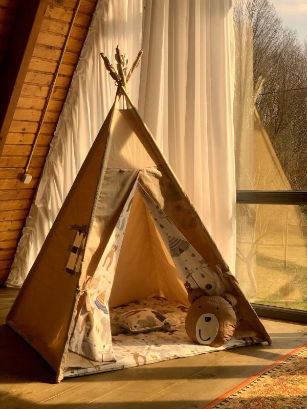 კრემისფერი კარავი, დათუნია და ოთხკუთხედი ბალიშებით